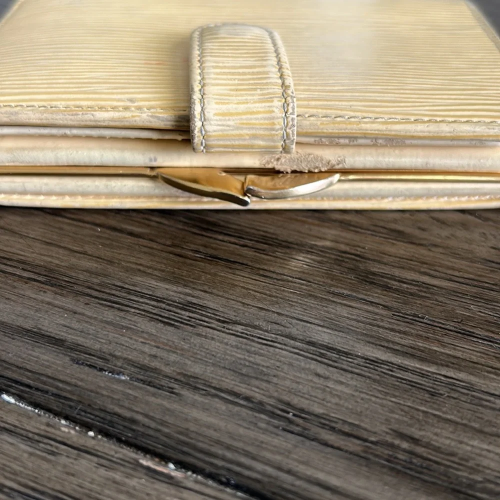 Louis Vuitton Kisslock Epi Wallet